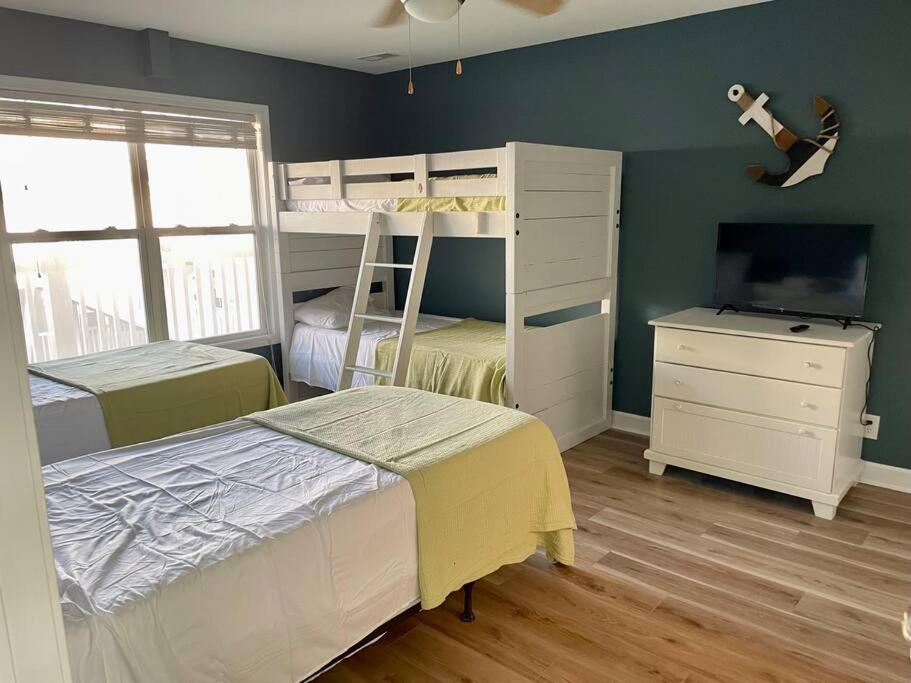 3 Bedroom Condo, Ocean Views & Short Walk To Beach! Oak Island Eksteriør billede